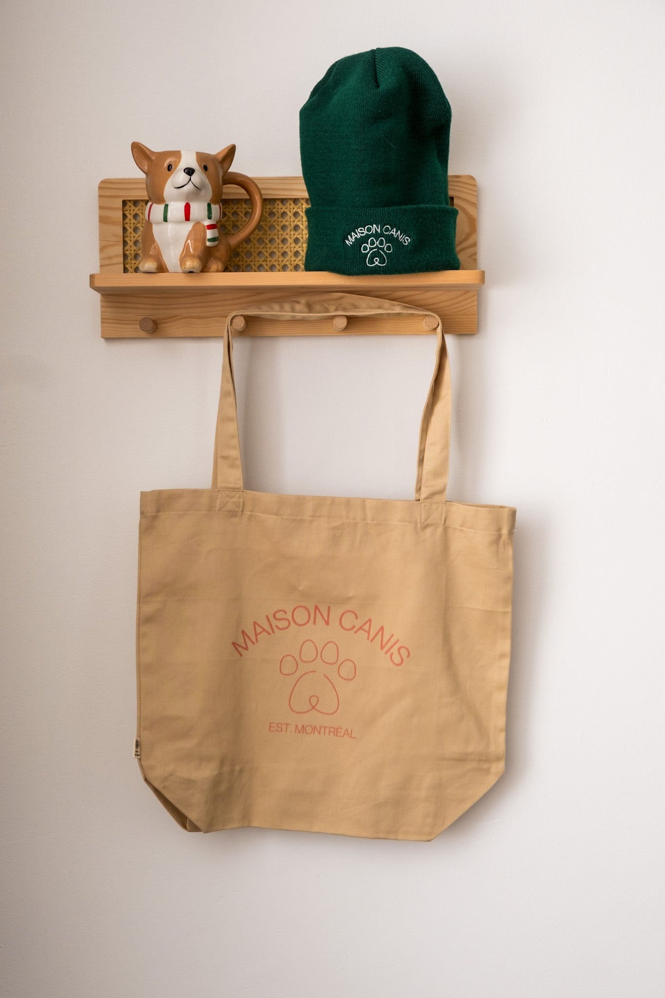 Laisse, t shirt, pull, tote bag et bonnet Maison Canis. Design épuré, couleurs intemporelles, pensés à Montréal pour la vie avec nos compagnons.