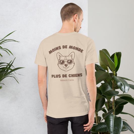 T-shirt Maison Canis beige avec citation “Moins de monde, plus de chiens”, style minimaliste montréalais.