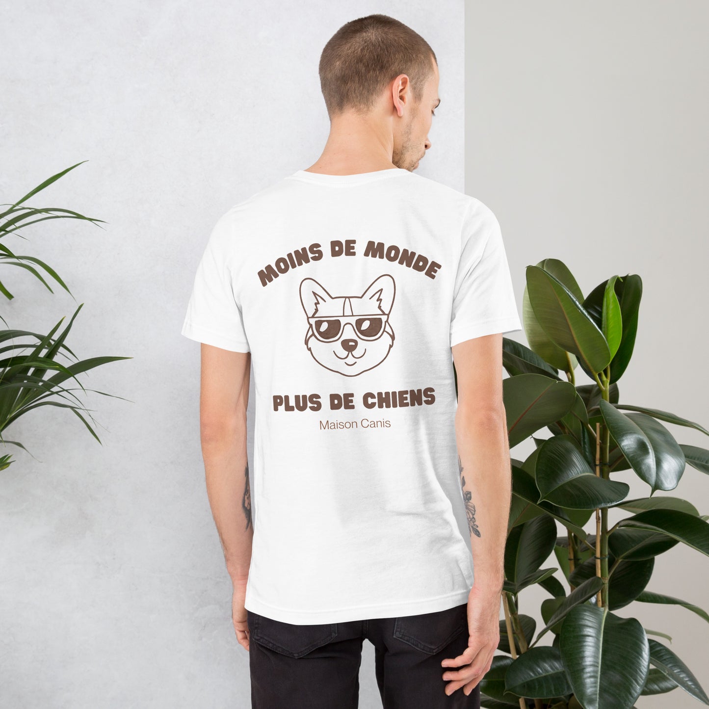 T-shirt Maison Canis blanc avec citation “Moins de monde, plus de chiens”, style minimaliste montréalais.