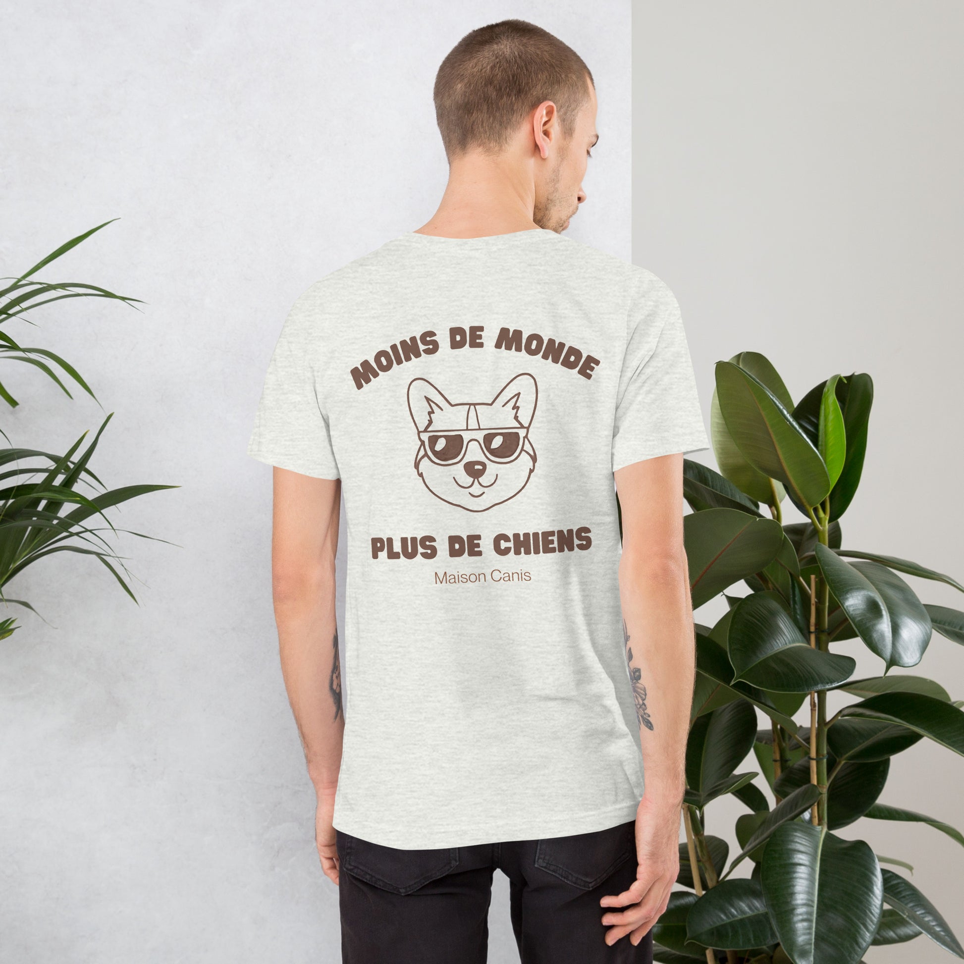 T-shirt Maison Canis gris avec citation “Moins de monde, plus de chiens”, style minimaliste montréalais.