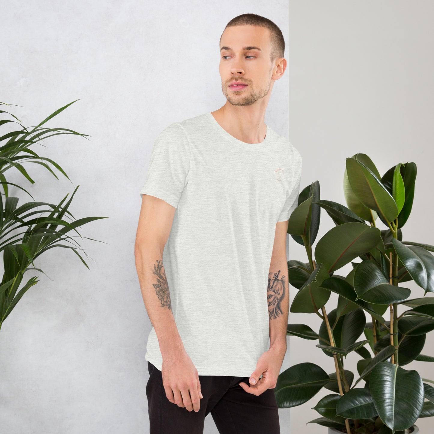 T-shirt Maison Canis gris avec citation “Moins de monde, plus de chiens”, style minimaliste montréalais.